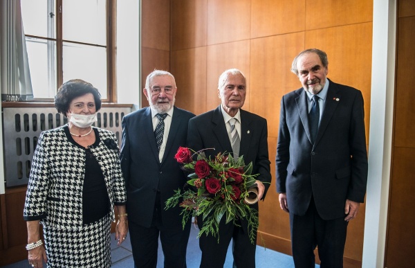 Zleva: Marie Karfíková a Václav Pavlíček z nadace Nadání, oceněný Jaroslav Květina a prorektor UK Jan Royt.   