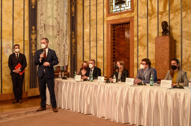 Konferenci krátce pozdravil Zdeněk Hřib, primátor Prahy