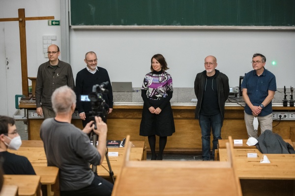 Autoři knihy (zleva Stanislav Daniš, Jiří Podolský, Pavel Cejnar a Jan Valenta) s Ladou Dobrkovskou ze společnosti Channels zastupující National Geographic. 