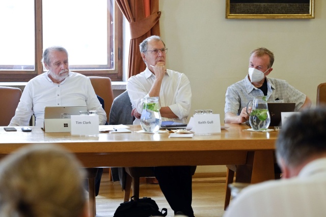 Profesoři (zleva) Tim Clark, Keith Gull a Peter Kuhn.