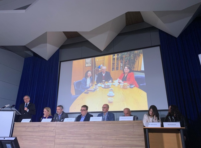 O plánech a dílčích úspěších projektu informoval přítomné profesor Antonín Pařízek na tiskové konferenci. Konala se 30. března 2023 na půdě České lékařské společnosti J. E. Purkyně