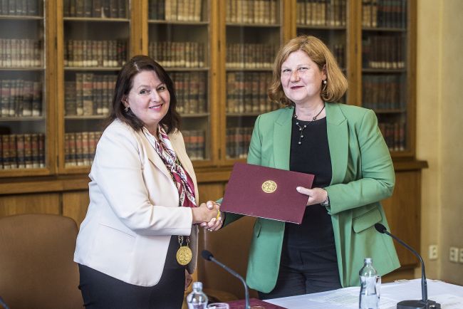 Rektorka UK profesorka Milena Králíčková předává Věře Sokolové jmenovací dekret (zleva).