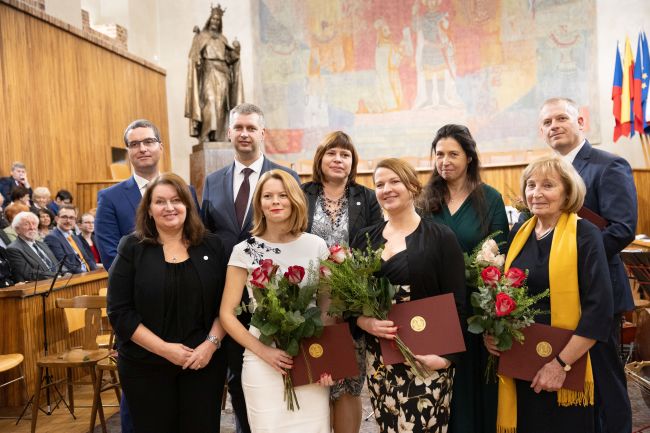 Oceněný tým z Lékařské fakulty v Plzni si bohužel do Karolina nemohl přijít pro ocenění v kompletní sestavě. Tři jeho členové onemocněli.