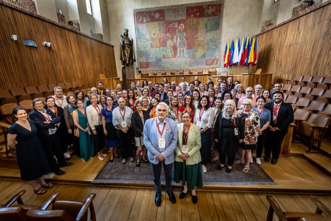 Konference ENOHE, na kterou se sjelo na sto ombudsosob z celého světa,  proběhla na Karlovce v červnu 2023. Společně hledali cesty vedoucí ke zkulturnění akademického prostředí na vysokých školách. Vystoupila na ní i Milena Králíčková, rektorka UK.