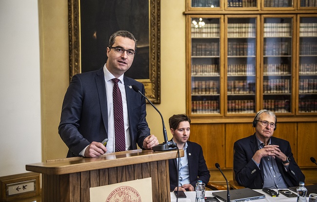 Prorektor Jan Polák ujistil akademiky o podpoře, a zejména administrativní pomoci při zpracování žádostí a smluv.