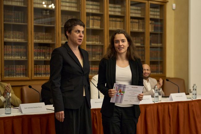 Adéla Jehličková si ocenění převzala z rukou Dany Baschové (zprava).
