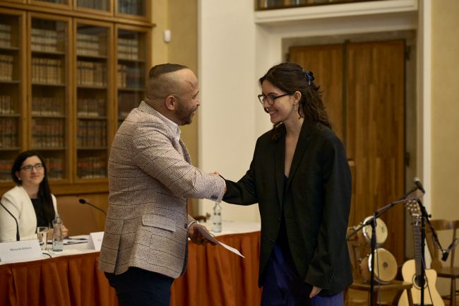 Dominika Tesařová si ocenění převzala z rukou Václava Velčovského.