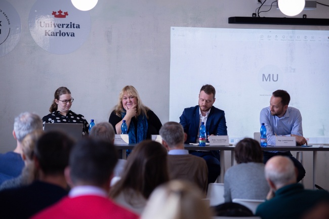 Zleva Lucie Dorážková, Lucie Rohlíková, Tomáš Fliegl a Lukáš Kačena (Marek Urban se připojil online). 