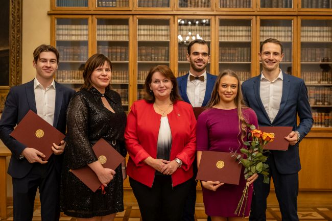 Matěj Havlas, prorektorka Markéta Martínková, rektorka Milena Králíčková, Martin Juhaščik, Alžběta Veverková a Ondřej Perušič (zleva).