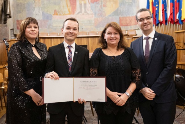 Prorektorka Markéta Martínková, vyznamenaný Marek Dvořák, rektorka UK Milena Králíčková a prorektor Jan Polák (zleva).