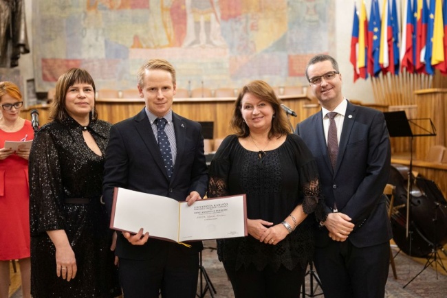 Prorektorka Markéta Martínková, Vojtěch Novák, rektorka UK Milena Králíčková a prorektor Jan Polák (zleva).