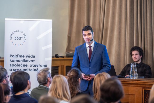 Dopoledním programem konference provázel Daniel Stach z České televize.